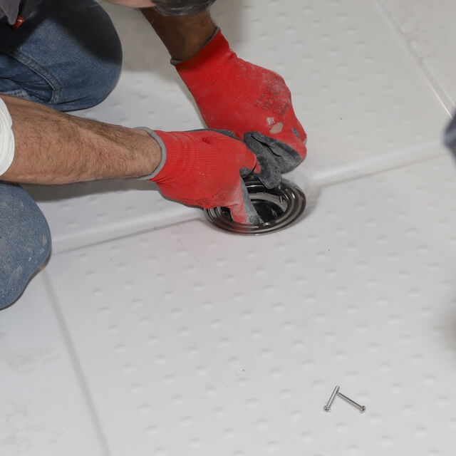 Posa piatto doccia e nuovo scarico